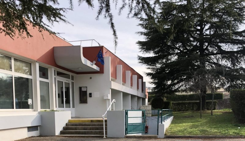 Une géothermie à Bagnols - Façade de l'école